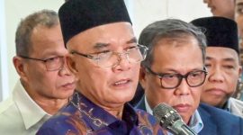IST/Foto: Ketua Komisi VIII DPR-RI, Marwan Dasopang konpers didampingi pimpinan dan anggota komisi VIII usai menetapkan besaran tarif naik haji. (DPR-RI)
