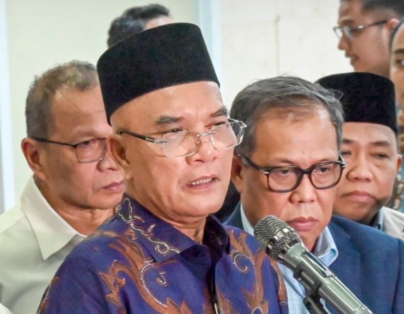 IST/Foto: Ketua Komisi VIII DPR-RI, Marwan Dasopang konpers didampingi pimpinan dan anggota komisi VIII usai menetapkan besaran tarif naik haji. (DPR-RI)