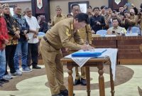 MENANDATANGANI  :  Bupati Seruyan, Ahmad Selanorwanda penandatanganan optimalisasi PAD Sektor Perkebunan dan Kehutanan yang digelar di Aula Jayang Tingang, Kantor Gubernur Kalteng, pada Senin (20/10/2025)
