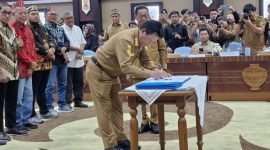 MENANDATANGANI  :  Bupati Seruyan, Ahmad Selanorwanda penandatanganan optimalisasi PAD Sektor Perkebunan dan Kehutanan yang digelar di Aula Jayang Tingang, Kantor Gubernur Kalteng, pada Senin (20/10/2025)