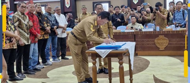 MENANDATANGANI  :  Bupati Seruyan, Ahmad Selanorwanda penandatanganan optimalisasi PAD Sektor Perkebunan dan Kehutanan yang digelar di Aula Jayang Tingang, Kantor Gubernur Kalteng, pada Senin (20/10/2025)