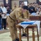 MENANDATANGANI  :  Bupati Seruyan, Ahmad Selanorwanda penandatanganan optimalisasi PAD Sektor Perkebunan dan Kehutanan yang digelar di Aula Jayang Tingang, Kantor Gubernur Kalteng, pada Senin (20/10/2025)