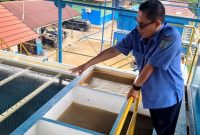 MELIHAT : Direktur Perumdam Tirta Lamandau, Zulkarnain saat melihat pengolahan air PDAM, Sabtu (4/10).(IST)