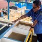 MELIHAT : Direktur Perumdam Tirta Lamandau, Zulkarnain saat melihat pengolahan air PDAM, Sabtu (4/10).(IST)