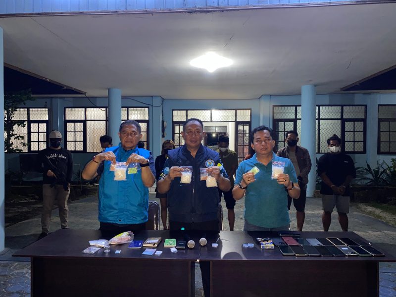 HADIRI : Ketua DPRD Kotim Rimbun, saat menghadiri konferensi pers pengungkapan kasus narkoba lintas provinsi di kantor BNNK Kotim, Rabu (8/10) malam kemarin.