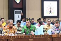 HADIRI : Bupati Lamandau Rizky Aditya Putra   saat menghadiri Rapat Koordinasi Evaluasi Penanganan Karhutla Provinsi Kalimantan Tengah 2025, yang digelar di Aula Jayang Tingang, Kantor Gubernur Kalteng, Kamis (16/10).(IST)