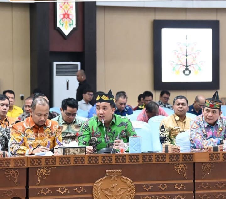 HADIRI : Bupati Lamandau Rizky Aditya Putra   saat menghadiri Rapat Koordinasi Evaluasi Penanganan Karhutla Provinsi Kalimantan Tengah 2025, yang digelar di Aula Jayang Tingang, Kantor Gubernur Kalteng, Kamis (16/10).(IST)