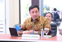 MEMAPARKAN: Bupati Lamandau, Rizky Aditya Putra, saat memaparkan inovasi dan strategi daerah dalam Tahapan Presentasi Monev Keterbukaan Informasi Publik Provinsi Kalteng Tahun 2025, yang digelar di Aula Kanderang Tingang, Diskominfosantik Provinsi Kalteng, Rabu (15/10).(IST)