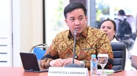MEMAPARKAN: Bupati Lamandau, Rizky Aditya Putra, saat memaparkan inovasi dan strategi daerah dalam Tahapan Presentasi Monev Keterbukaan Informasi Publik Provinsi Kalteng Tahun 2025, yang digelar di Aula Kanderang Tingang, Diskominfosantik Provinsi Kalteng, Rabu (15/10).(IST)