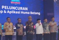 LUNCURKAN : Gubernur Kalteng H. Agustiar Sabran secara resmi meluncurkan aplikasi Huma Betang, di Opening Ceremony Borneo Digital Economy Creative  yang digelar di Duta Mall Palangka Raya, Jumat (24/10/2025).(IST)