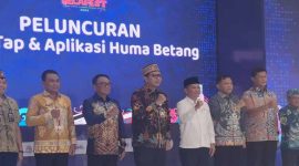 LUNCURKAN : Gubernur Kalteng H. Agustiar Sabran secara resmi meluncurkan aplikasi Huma Betang, di Opening Ceremony Borneo Digital Economy Creative  yang digelar di Duta Mall Palangka Raya, Jumat (24/10/2025).(IST)
