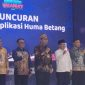 LUNCURKAN : Gubernur Kalteng H. Agustiar Sabran secara resmi meluncurkan aplikasi Huma Betang, di Opening Ceremony Borneo Digital Economy Creative  yang digelar di Duta Mall Palangka Raya, Jumat (24/10/2025).(IST)