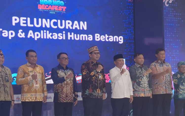 LUNCURKAN : Gubernur Kalteng H. Agustiar Sabran secara resmi meluncurkan aplikasi Huma Betang, di Opening Ceremony Borneo Digital Economy Creative  yang digelar di Duta Mall Palangka Raya, Jumat (24/10/2025).(IST)
