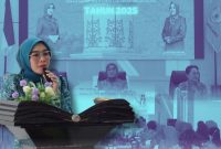 SAMBUTAN : Bunda PAUD Kabupaten Lamandau, Ny. Norol Latifah Rizky Aditya Putra, sast memberikan sambutan di Sekolah Khusus (SKh) Negeri Nanga Bulik, Senin (6/10).(IST)