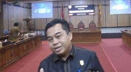 DIWAWANCARAI : Ketua DPRD Kabupaten Kotim Rimbun, saat diwawancarai awak media usai rapat, Selasa (28/10).(IST)
