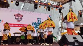 PENAMPILKAN : Salah satu peserta Festival Babukung saat menampilkan aksinya di hadapan masyarakat Kabupaten Lamandau, Sabtu (8/11).(IST)