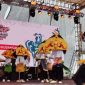 PENAMPILKAN : Salah satu peserta Festival Babukung saat menampilkan aksinya di hadapan masyarakat Kabupaten Lamandau, Sabtu (8/11).(IST)