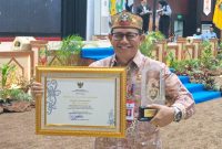 MENERIMA : Asisten II Setda Lamandau, Meigo saat menerima predikat Informatif  dalam Anugerah Keterbukaan Informasi Publik Provinsi Kalimantan Tengah Tahun 2025 di Aula Jayang Tingang, Kantor Gubernur Kalteng, Palangka Raya, Selasa (25/11) malam.(IST)