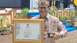 MENERIMA : Asisten II Setda Lamandau, Meigo saat menerima predikat Informatif  dalam Anugerah Keterbukaan Informasi Publik Provinsi Kalimantan Tengah Tahun 2025 di Aula Jayang Tingang, Kantor Gubernur Kalteng, Palangka Raya, Selasa (25/11) malam.(IST)