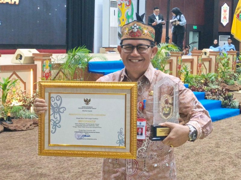 MENERIMA : Asisten II Setda Lamandau, Meigo saat menerima predikat Informatif  dalam Anugerah Keterbukaan Informasi Publik Provinsi Kalimantan Tengah Tahun 2025 di Aula Jayang Tingang, Kantor Gubernur Kalteng, Palangka Raya, Selasa (25/11) malam.(IST)