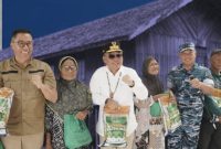 BANTUAN : Gubernur Kalteng H.Agustiar Sabran saat memberikan bantuan kepada warganya beberapa waktu lalu.(IST)