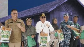 BANTUAN : Gubernur Kalteng H.Agustiar Sabran saat memberikan bantuan kepada warganya beberapa waktu lalu.(IST)