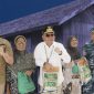 BANTUAN : Gubernur Kalteng H.Agustiar Sabran saat memberikan bantuan kepada warganya beberapa waktu lalu.(IST)
