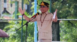SAMBUTAN : Gubernur Kalteng, Agustiar Sabran, saat memberikan sambutan sekaligus membuka Turnamen Tenis Lapangan Isen Mulang Cup 2025 se-Kalteng di Lapangan Tenis Mantikei, Jalan R.A. Kartini Palangka Raya, Jumat (21/11/2025).(IST)