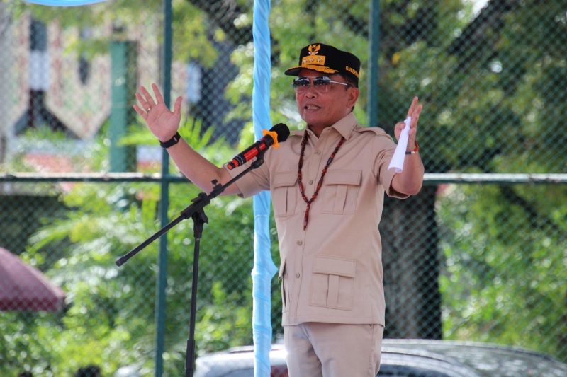 SAMBUTAN : Gubernur Kalteng, Agustiar Sabran, saat memberikan sambutan sekaligus membuka Turnamen Tenis Lapangan Isen Mulang Cup 2025 se-Kalteng di Lapangan Tenis Mantikei, Jalan R.A. Kartini Palangka Raya, Jumat (21/11/2025).(IST)