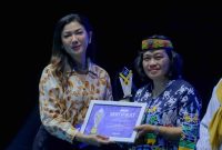 PENGHARGAAN : KIM Bintang Jaya Itah saat menerima penghargaan yang diserahkan Dirjen KPM Kemkomdigi Fifi Aleyda Yahya, Sabtu (15/11/2025).(IST)