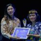 PENGHARGAAN : KIM Bintang Jaya Itah saat menerima penghargaan yang diserahkan Dirjen KPM Kemkomdigi Fifi Aleyda Yahya, Sabtu (15/11/2025).(IST)