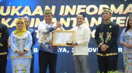 SERAHKAN : Wagub Kalteng Edy Pratowo saat memberikan penghargaan kepada wali Kota Palangka Raya dengan predikat Informatif pada Anugerah Keterbukaan Informasi Publik Provinsi Kalimantan Tengah Tahun 2025 di Aula Jayang Tingang, Kantor Gubernur Kalteng, Selasa (25/11/2025).(IST)