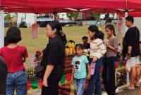 RAMAI : Sejumlah pengunjung ramai membeli produk UMKM lokal yang berjualan di Festival Babukung dan Lamandau Expo 2025, Sabtu (8/11).(IST)