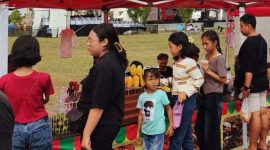 RAMAI : Sejumlah pengunjung ramai membeli produk UMKM lokal yang berjualan di Festival Babukung dan Lamandau Expo 2025, Sabtu (8/11).(IST)