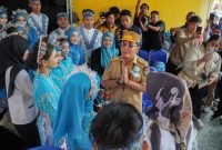 MENYAPA : Gubernur Kalteng H.Agustiar Sabran saat menyapa anak-anak pada Fiksi ABK Tingkat Provinsi Kalteng Tahun 2025 serta meresmikan Unit Layanan Disabilitas di Jl. Tjilik Riwut KM 5, Palangka Raya, Rabu (19/11/2025).(IST)