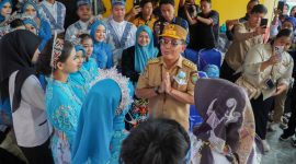 MENYAPA : Gubernur Kalteng H.Agustiar Sabran saat menyapa anak-anak pada Fiksi ABK Tingkat Provinsi Kalteng Tahun 2025 serta meresmikan Unit Layanan Disabilitas di Jl. Tjilik Riwut KM 5, Palangka Raya, Rabu (19/11/2025).(IST)