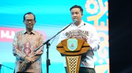 SAMBUTAN  : Bupati Kabupaten Lamandau, Rizky Aditya Putra, memberikan sambutan saat menutup Festival Babukung 2025, Senin (10/11).(IST)