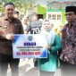 SERAHKAN : Bupati Lamandau, Rizky Aditya Putra saat menyerahkan dana hibah kepada Kepala Sekolah MIN 1 Lamandau, Senin (17/11).(IST)