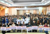 FOTO BERSAMA : Bupati Lamandau, Rizky Aditya Putra, saat foto bersama dengan unsur Forkopimda dan perwakilan penerima bantuan dari Pemkab Lamandau, di GPU Lantang Torang, Kabupaten Lamandau, Rabu (19/11/2025).(IST)