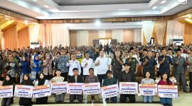 FOTO BERSAMA : Bupati Lamandau, Rizky Aditya Putra, saat foto bersama dengan unsur Forkopimda dan perwakilan penerima bantuan dari Pemkab Lamandau, di GPU Lantang Torang, Kabupaten Lamandau, Rabu (19/11/2025).(IST)