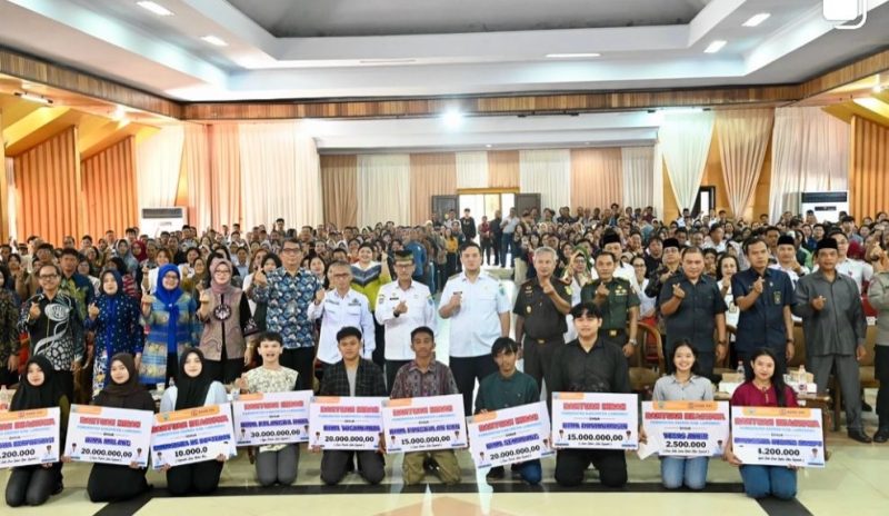 FOTO BERSAMA : Bupati Lamandau, Rizky Aditya Putra, saat foto bersama dengan unsur Forkopimda dan perwakilan penerima bantuan dari Pemkab Lamandau, di GPU Lantang Torang, Kabupaten Lamandau, Rabu (19/11/2025).(IST)