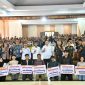 FOTO BERSAMA : Bupati Lamandau, Rizky Aditya Putra, saat foto bersama dengan unsur Forkopimda dan perwakilan penerima bantuan dari Pemkab Lamandau, di GPU Lantang Torang, Kabupaten Lamandau, Rabu (19/11/2025).(IST)