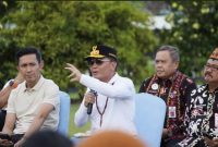 PERTEMUAN : Gubernur Kalteng, H. Agustiar Sabran dan sejumlah kepala OPD saat  pertemuan terbuka bersama awak media dan masyarakat di halaman Rumah Jabatan Gubernur, Jumat (21/11/2025) sore.(IST)