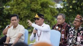 PERTEMUAN : Gubernur Kalteng, H. Agustiar Sabran dan sejumlah kepala OPD saat  pertemuan terbuka bersama awak media dan masyarakat di halaman Rumah Jabatan Gubernur, Jumat (21/11/2025) sore.(IST)