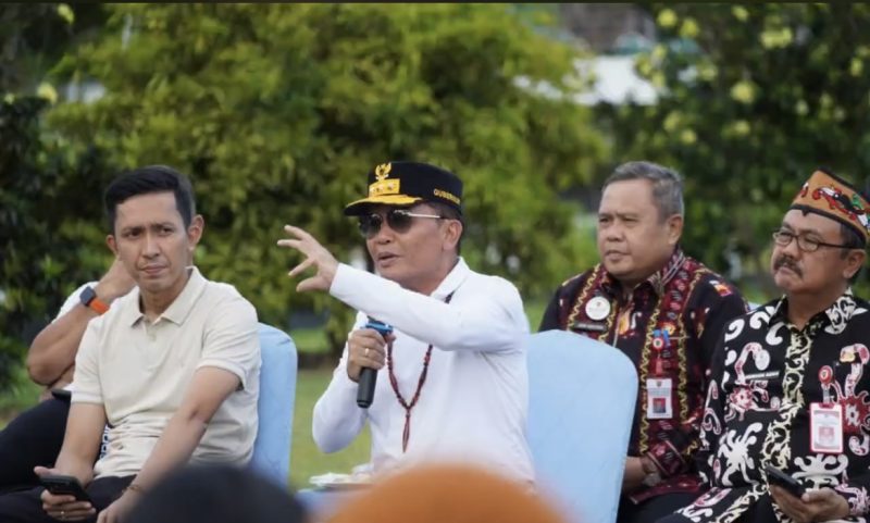 PERTEMUAN : Gubernur Kalteng, H. Agustiar Sabran dan sejumlah kepala OPD saat  pertemuan terbuka bersama awak media dan masyarakat di halaman Rumah Jabatan Gubernur, Jumat (21/11/2025) sore.(IST)