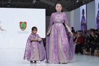 IKUTI : Ketua Dekranasda Provinsi Kalteng Aisyah Thisia Agustiar Sabran saat mengikuti ajang Jakarta Fashion Week (JFW) 2026 digelar megah di Pondok Indah Mall 3, Jakarta,  Jumat (31/10/2025).(IST)
