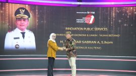 PENGHARGAAN : Gubernur Agustiar Sabran saat menerima trofi penghargaan dalam ajang Inovasi Membangun Negeri 2025 yang diselenggarakan oleh TVOne, Jumat (7/11/2025) malam.(IST)
