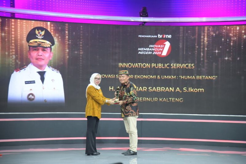 PENGHARGAAN : Gubernur Agustiar Sabran saat menerima trofi penghargaan dalam ajang Inovasi Membangun Negeri 2025 yang diselenggarakan oleh TVOne, Jumat (7/11/2025) malam.(IST)
