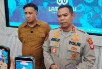 DIWAWANCARAI : Kapolres Lamandau AKBP Joko Handono didampingi Bupati Lamandau Rizky Aditya Putra saat diwawancarai awak media usai kegiatan di Aula Sekretariat Daerah Lamandau, Senin (3/11).(IST)