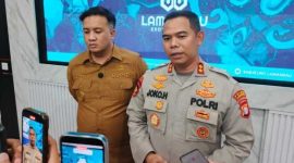 DIWAWANCARAI : Kapolres Lamandau AKBP Joko Handono didampingi Bupati Lamandau Rizky Aditya Putra saat diwawancarai awak media usai kegiatan di Aula Sekretariat Daerah Lamandau, Senin (3/11).(IST)